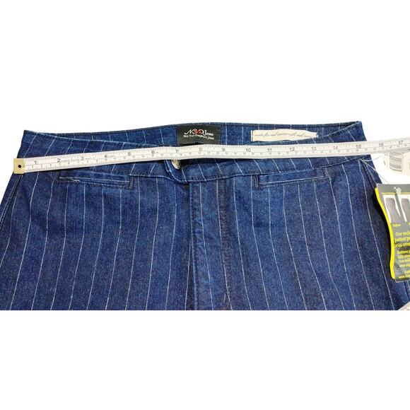 NYDJ Not Your Daughter's Tummy Tuck Jean Pinstripe Blue White Womens Size 6 NWT - Picture 8 of 9